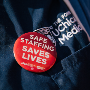 Wearing button "Safe staffing saves lives"